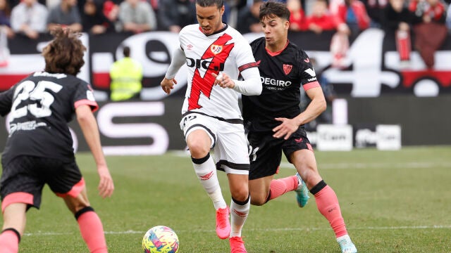 Raúl de Tomás se escapa de Oliver en Vallecas