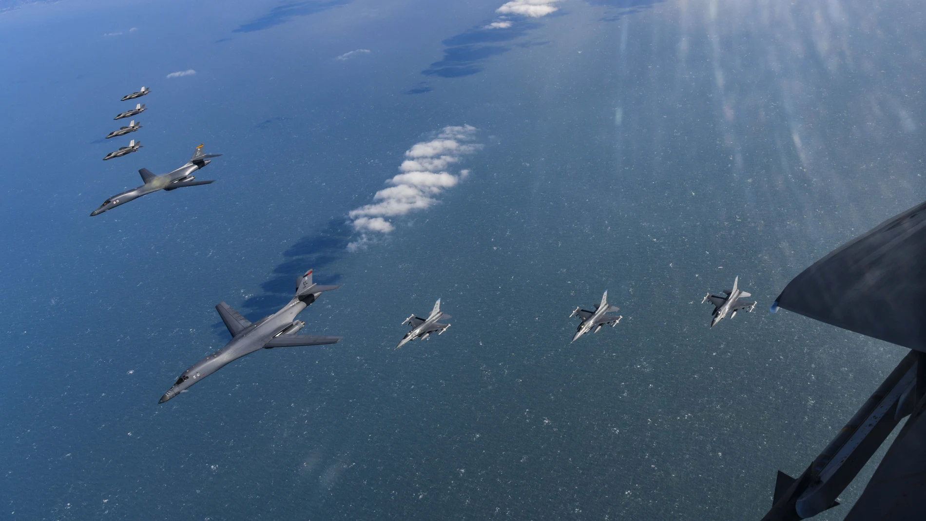 Aviones B-1B y F-16 de la Fuerza Aérea de EEUU y F-35A de la Fuerza Aérea de Corea del Sur durante un simulacro aéreo conjunto tras el lanzamiento de un misil por parte de Corea del Norte