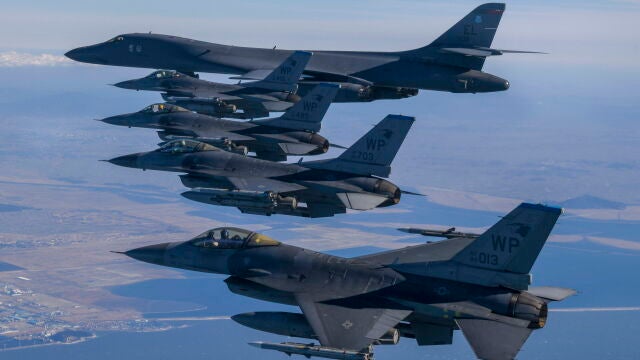 Aviones F-35 de la fuerza aérea surcoreana y F-16 estadounidense escoltaron bombarderos B-1B de Estados Unidos