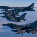 Aviones F-35 de la fuerza aérea surcoreana y F-16 estadounidense escoltaron bombarderos B-1B de Estados Unidos