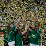 La plantilla del Unicaja levanta el título de campeones de la Copa del Rey