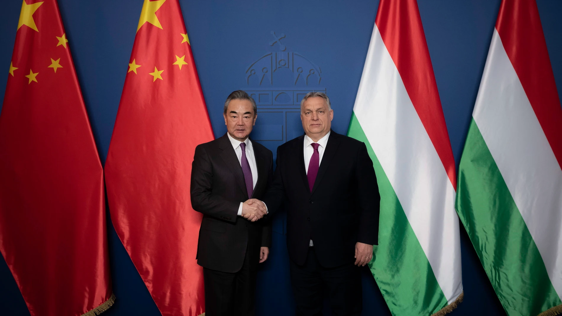 Budapest (Hungary), 19/02/2023.- A handout photo made available by the Hungarian Prime Minister's press office shows Hungarian Prime Minister Viktor Orban (R) receiving China's Director of the Office of the Central Foreign Affairs Commission Wang Yi in his office in Budapest, Hungary, 19 February 2023. (Hungría) EFE/EPA/BENKO VIVIEN CHER/HUNGARIAN PRIME MINISTER'S PO/HANDOUT HUNGARY OUT HANDOUT EDITORIAL USE ONLY/NO SALES 