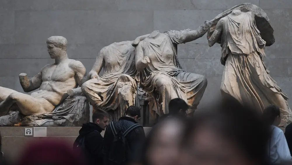 Varios visitantes pasan junto a los frisos del Partenón en el Museo Británico de Londres (Reino Unido).