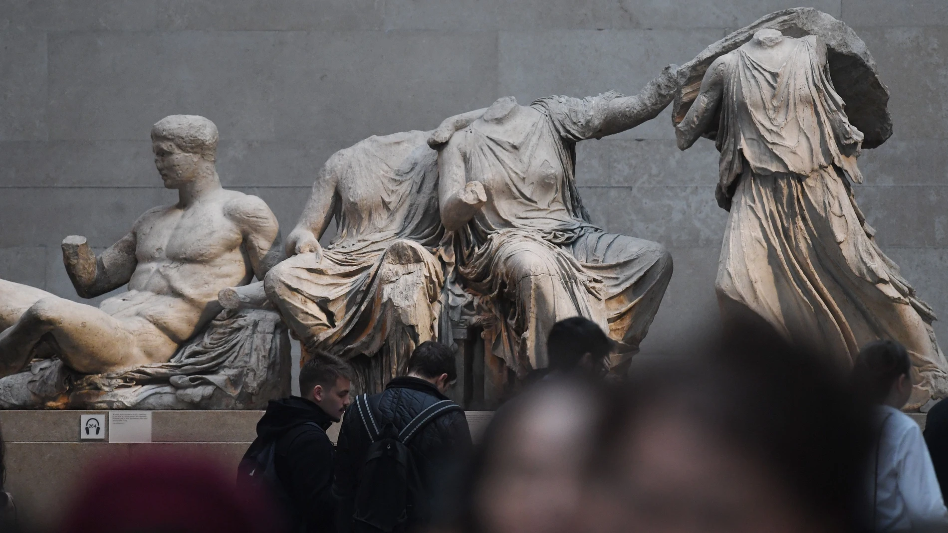 Varios visitantes pasan junto a los frisos del Partenón en el Museo Británico de Londres (Reino Unido).