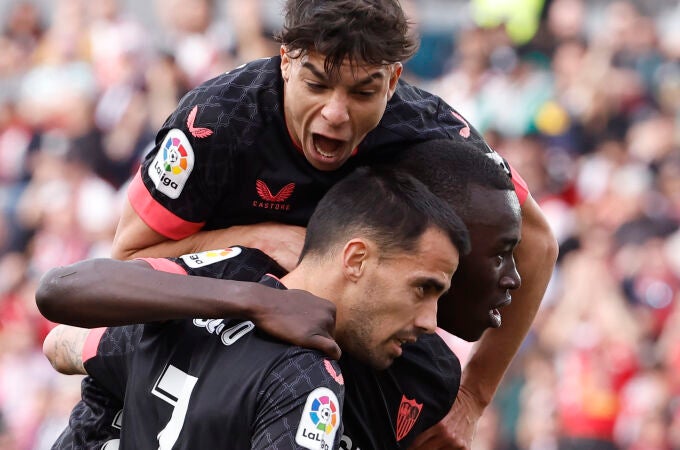 Los jugadores del Sevilla celebran el gol al Rayo