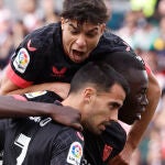 Los jugadores del Sevilla celebran el gol al Rayo