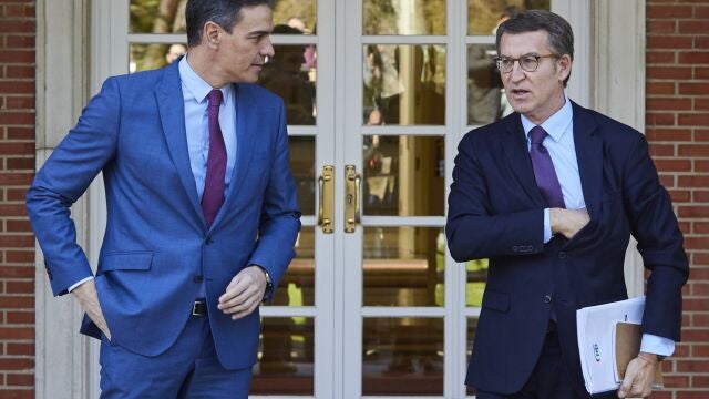 El presidente del gobierno Pedro Sánchez recibe al nuevo líder de la oposición del Partido Popular , Alberto Núñez Feijóo, en el palacio de la Moncloa