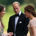 El príncipe William y Kate Middleton atendiendo a Rose Hanbury en una gala benéfica