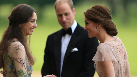 El príncipe William y Kate Middleton atendiendo a Rose Hanbury en una gala benéfica