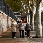 Tres mujeres mayores paseando por Madrid.