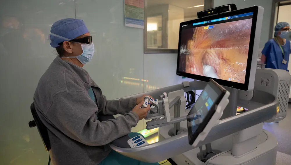 Hugo, a diferencia del robot Da Vinci, cuenta con una consola abierta, que permite al cirujano interactuar con facilidad con sus asistentes 