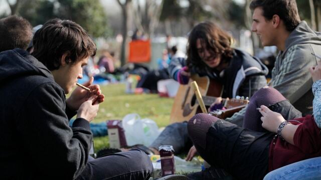 Jóvenes fumando porros en la celebración de San Canuto.