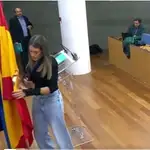 Miriam Nogueras aparta la bandera de España en el Congreso