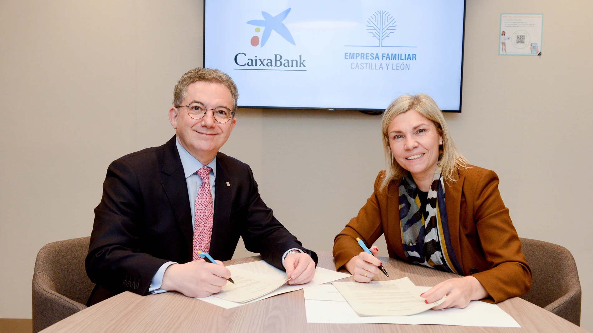 Pedro Palomo firma el convenio junto a Belén Martín