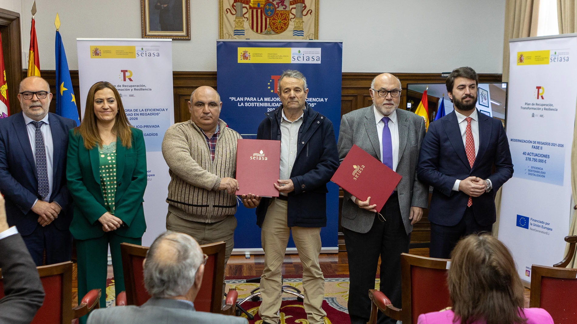 Firma del convenio de colaboración con la presencia de García-Gallardo y Barcones