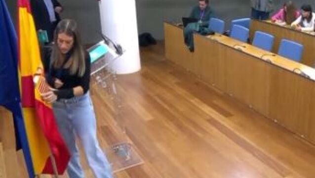 La diputada de Junts Miriam Nogueras ningunea la bandera española y la aparta en la sala de prensa del Congreso