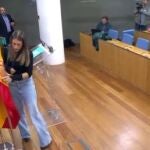 La diputada de Junts Miriam Nogueras ningunea la bandera española y la aparta en la sala de prensa del Congreso