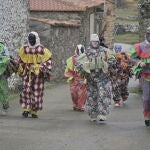 Cencerros, colorido y tradición en la anarquía carnavalera de Villanueva de Valrojo