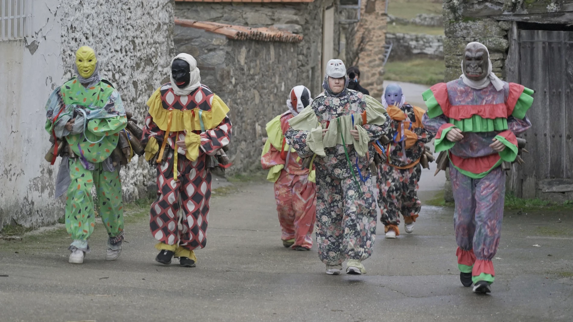 Cencerros, colorido y tradición en la anarquía carnavalera de Villanueva de Valrojo