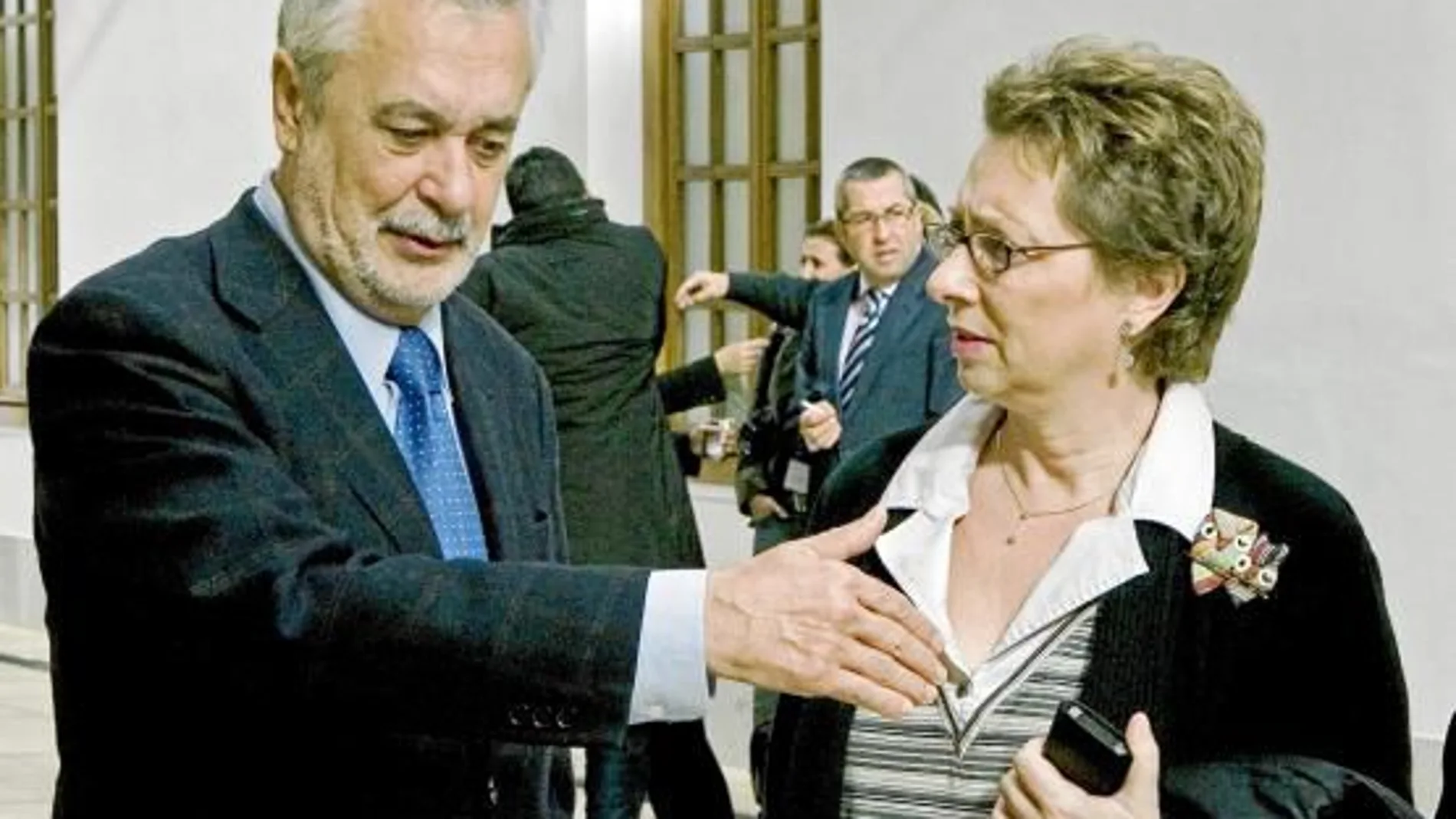 Griñán conversa con la entonces consejera de Hacienda, Carmen Martínez Aguayo, en el patio del Parlamento