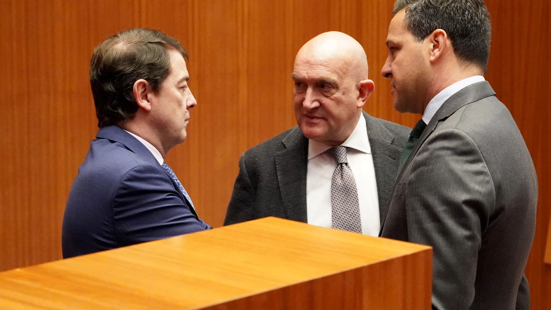 Fernández Mañueco dialoga con Carnero y De la Hoz, en la segunda jornada del Pleno