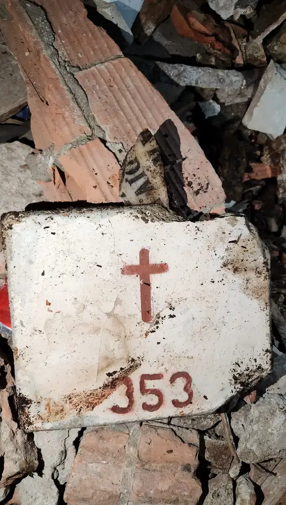 Una de las lápidas que cubrían los 272 columbarios para los enterramientos que se encuentra entre el escombro de la cripta