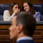 El presidente del gobierno, Pedro Sánchez, y las ministras Irene Montero (Unidas Podemos) e Ione Belarra durante la sesión de control al gobierno en el Congreso de los Diputados.
