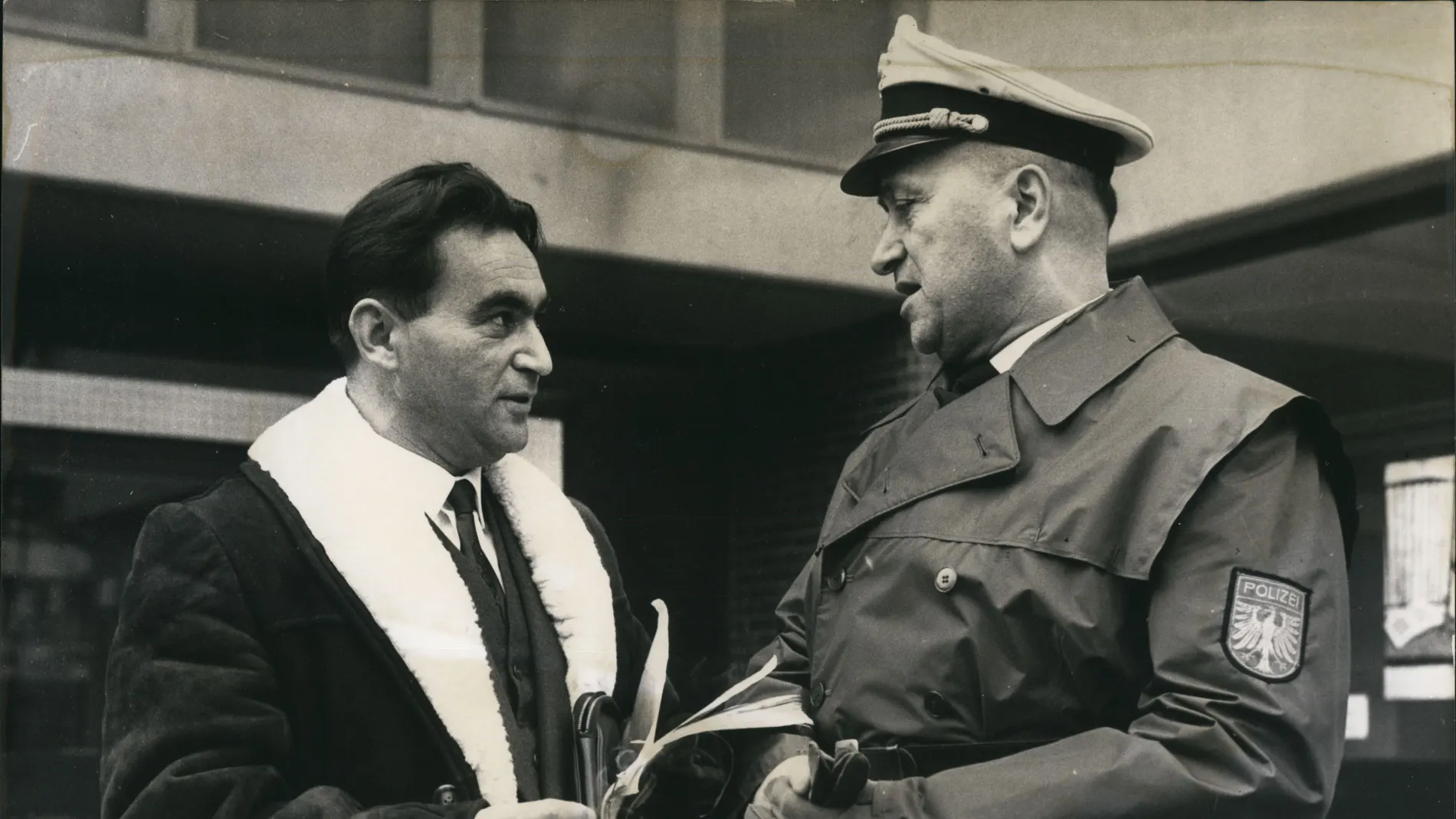 «Rudi» Vrba (izquierda) en un juicio por crímenes de guerra en Fráncfort, Alemania Occidental, en 1964