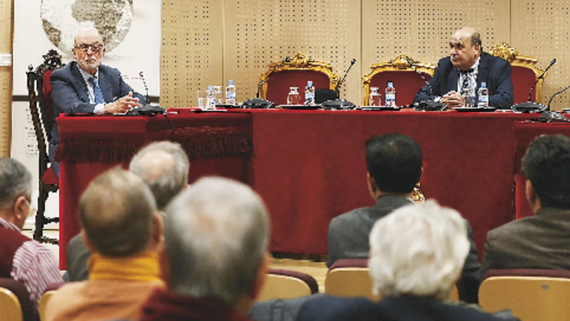 Celestino del Arenal Moyúa y Cástor Díaz Barrado en la Academia de Legislación y Jurisprudencia, ayer en Madrid 