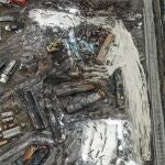East Palestine (United States), 17/02/2023.- An aerial photo made with a drone shows damaged railroad tank cars scattered about as cleanup continues in the aftermath of a Norfolk Southern freight train derailment that has created concern by residents over the release of toxic chemicals in East Palestine, Ohio, USA, 17 February 2023. The train derailed on 03 February prompting evacuation orders for many of the residents of the town of about 5,000 people as official attempted to burn off vinyl chloride, butyl acrylate, and other hazardous chemicals. Some residents are reporting headaches, rashes, dizziness, nausea, fish kills and effects on pets. (Estados Unidos) 