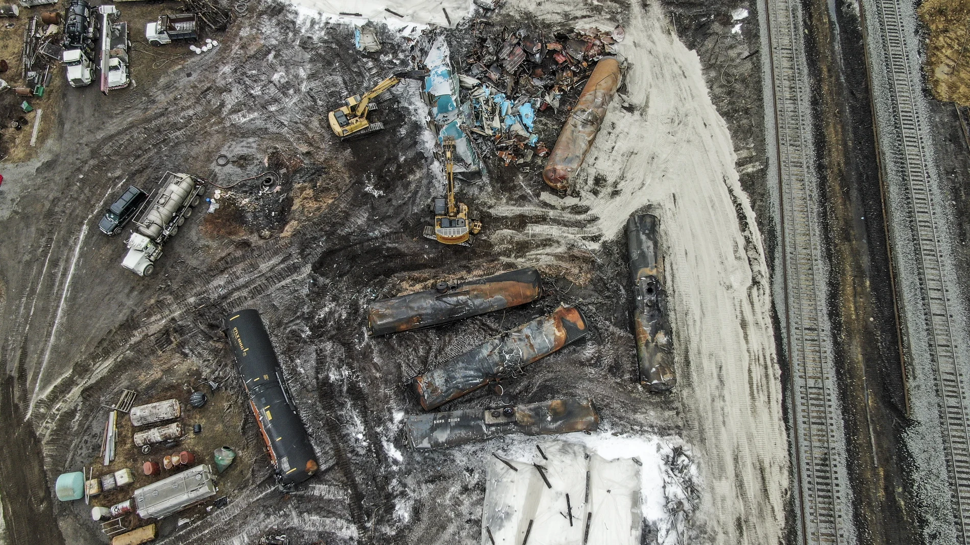 East Palestine (United States), 17/02/2023.- An aerial photo made with a drone shows damaged railroad tank cars scattered about as cleanup continues in the aftermath of a Norfolk Southern freight train derailment that has created concern by residents over the release of toxic chemicals in East Palestine, Ohio, USA, 17 February 2023. The train derailed on 03 February prompting evacuation orders for many of the residents of the town of about 5,000 people as official attempted to burn off vinyl chloride, butyl acrylate, and other hazardous chemicals. Some residents are reporting headaches, rashes, dizziness, nausea, fish kills and effects on pets. (Estados Unidos)