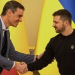 Pedro Sánchez y Volodymyr Zelenskyi se saludan hoy en Kyiv 