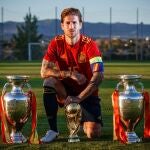 Sergio Ramos, con las dos Eurocopas y el Mundial que ganó con España