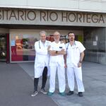 De izquierda a derecha los doctores Fernando Centeno, Juan Carlos Muñoz e Ignacio Hernández, a las puertas del Hospital Universitario Río Hortega de Valladolid