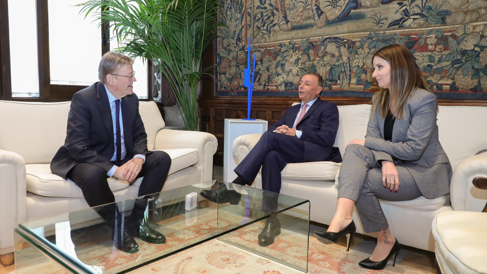 Puig esta mañana con el presidente de la patronal, Salvador Navarro, y la secretaria general, Esther Guilabert