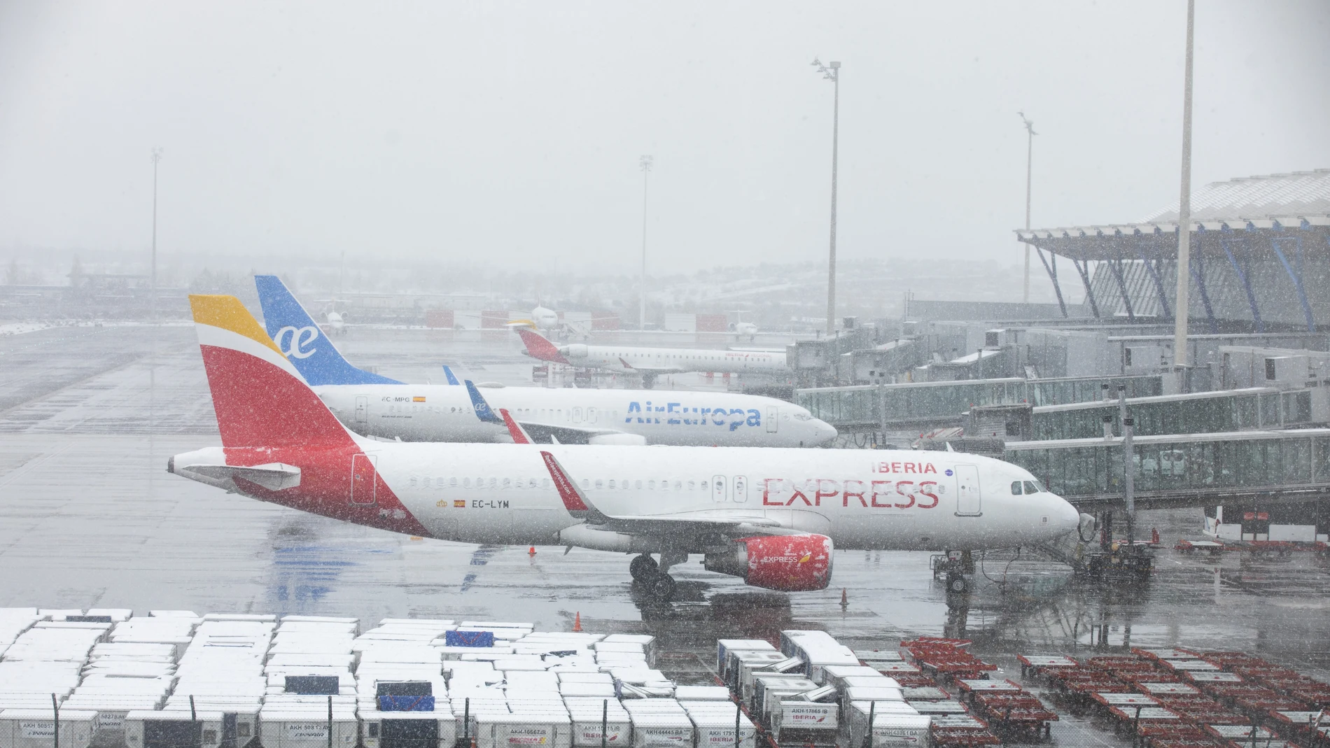  Imagen del aeropuerto Adolfo Suarez Madrid Barajas con aviones de Iberia y AirEuropa