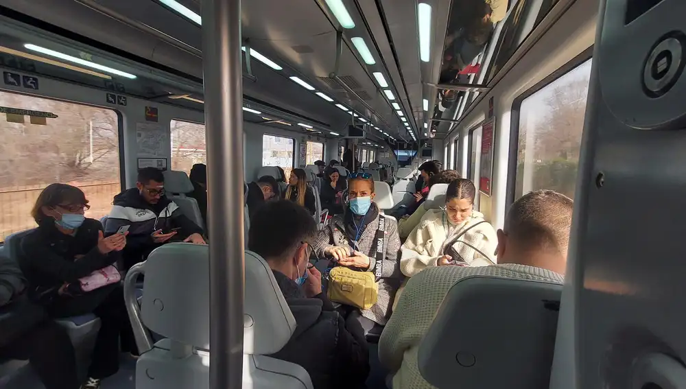 Viajeros en la línea C4 de Cercanías con destino Parla tras cambiar de tren por una avería el pasado miércoles. 