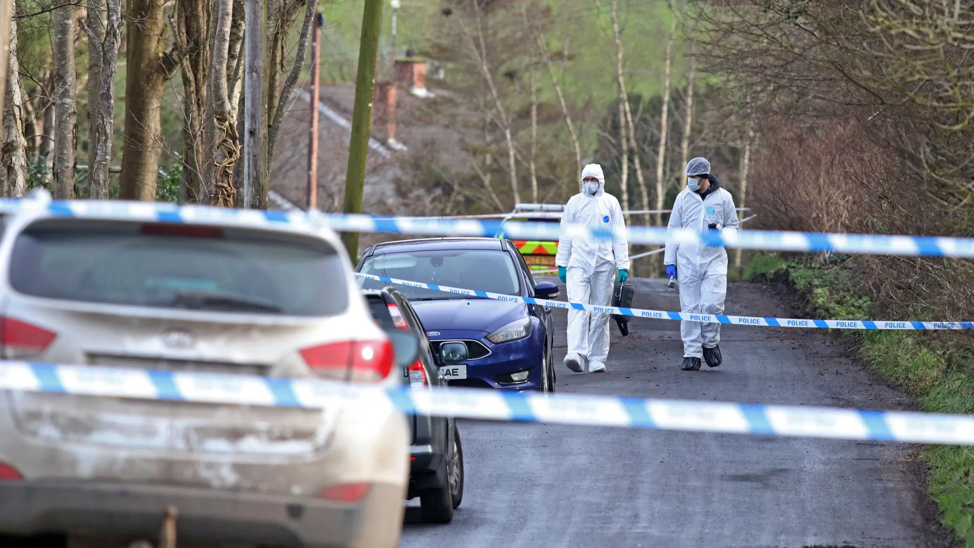 Funcionarios forenses de la policía trabajan cerca del lugar del tiroteo de un policía fuera de servicio en el complejo deportivo de Killyclogher Road, en la ciudad norirlandesa de Omagh