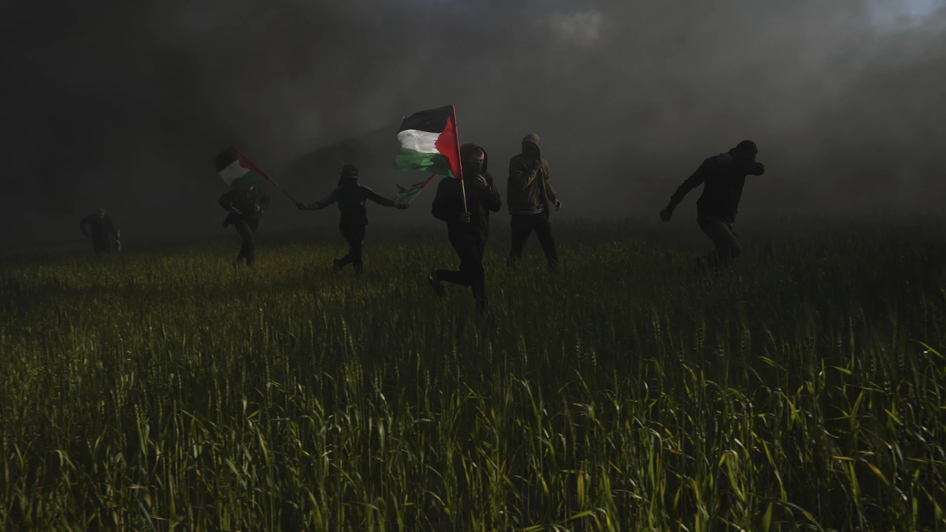 Palestinos protestan en Gaza contra la operación israelí en la ciudad cisjordana de Naplusa el miércoles