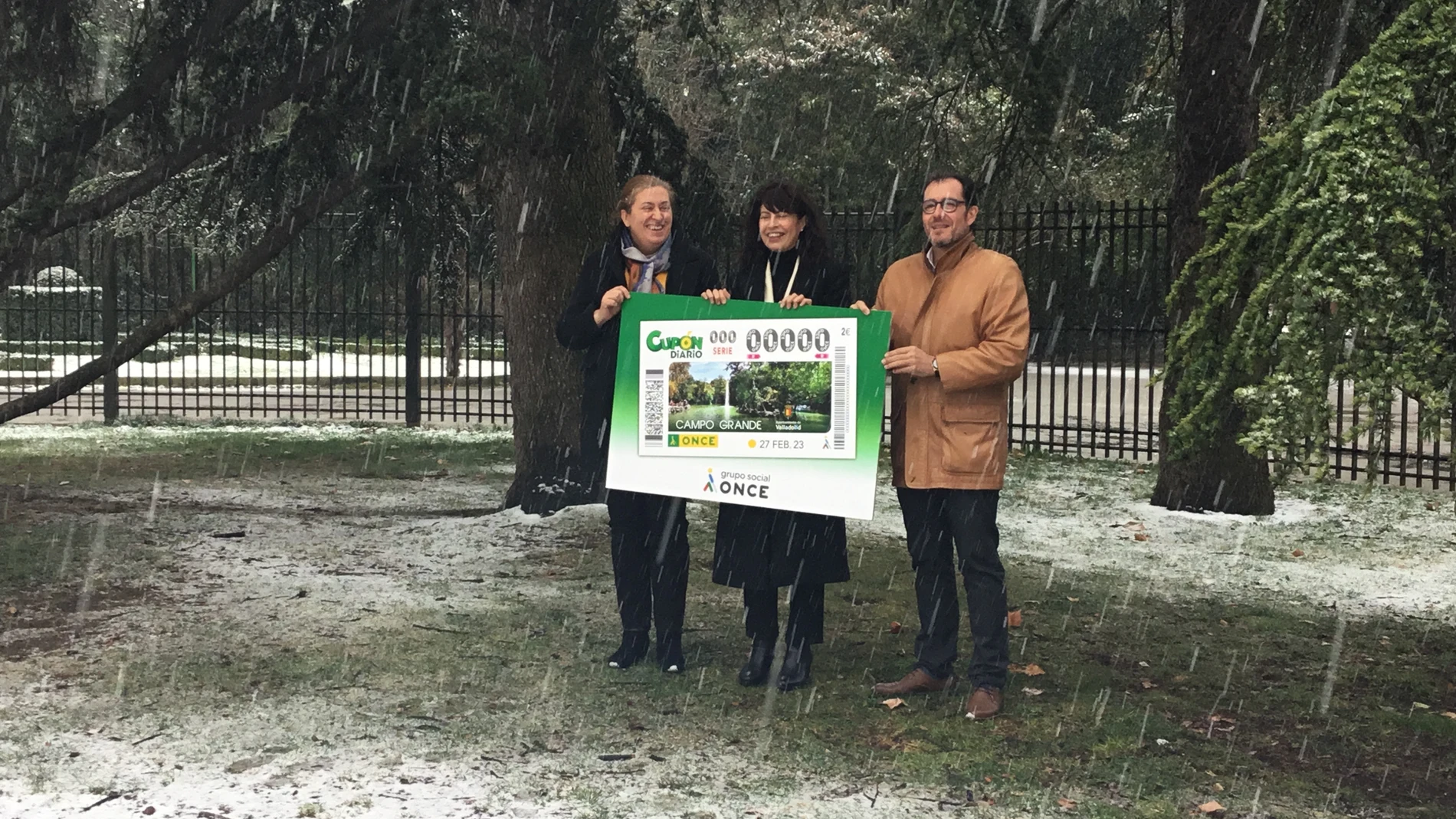 La concejala de Cultura y Turismo del Ayuntamiento de Valladolid, Ana Redondo, el delegado de la ONCE en Castilla y León, Ismael Pérez. y la presidenta del Consejo Territorial ONCE, Araceli de las Heras, presentan el cupón bajo la nieve