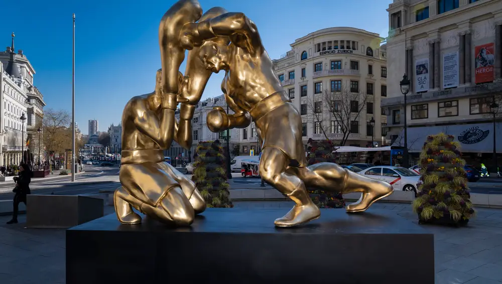 Escultura del artista Yann Leto en la esquina entre la calle Gran Vía y la calle Alcalá en el centro de Madrid. 