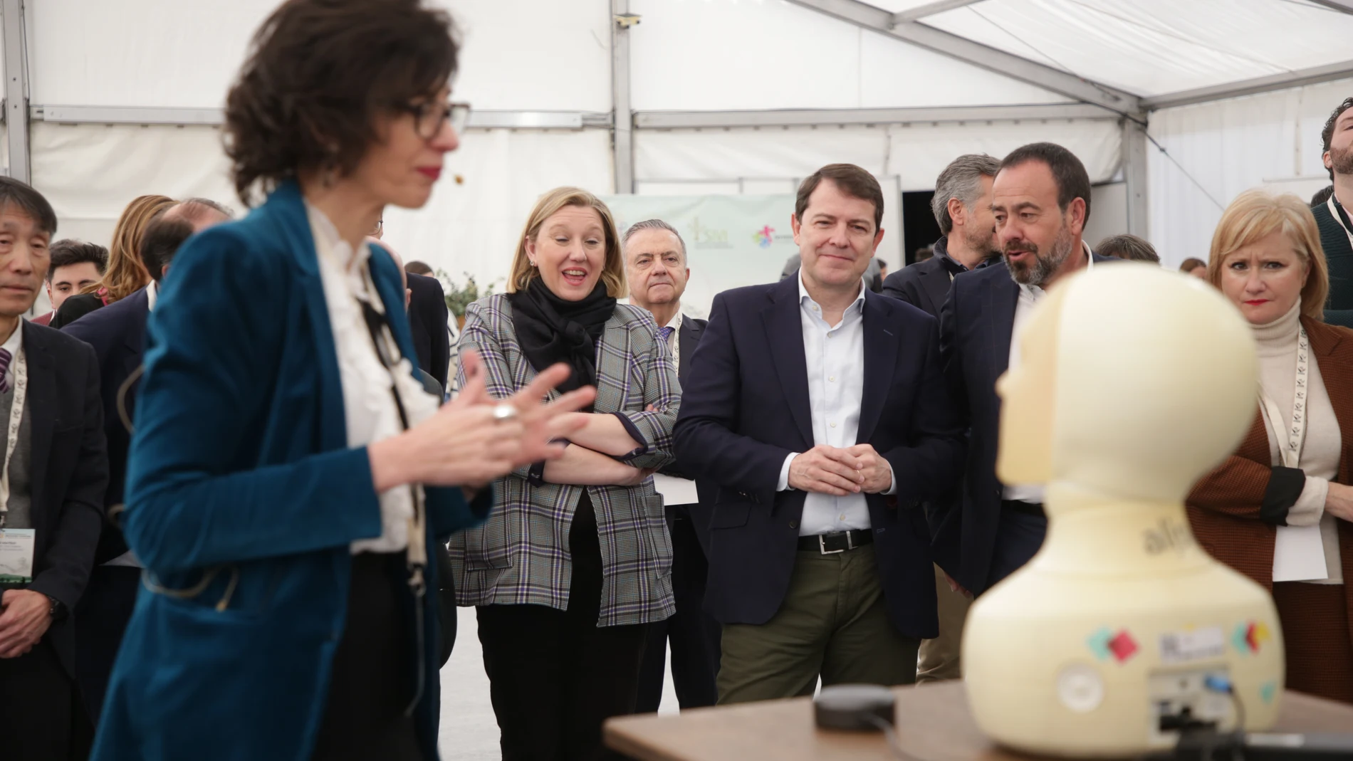 El presidente de la Junta de Castilla y León, Alfonso Fernández Mañueco; el presidente del clúster SIVI, Pablo Gómez; y la consejera de familia e igualdad de oportunidades, Isabel Blanco, inauguran la feria Fitecu