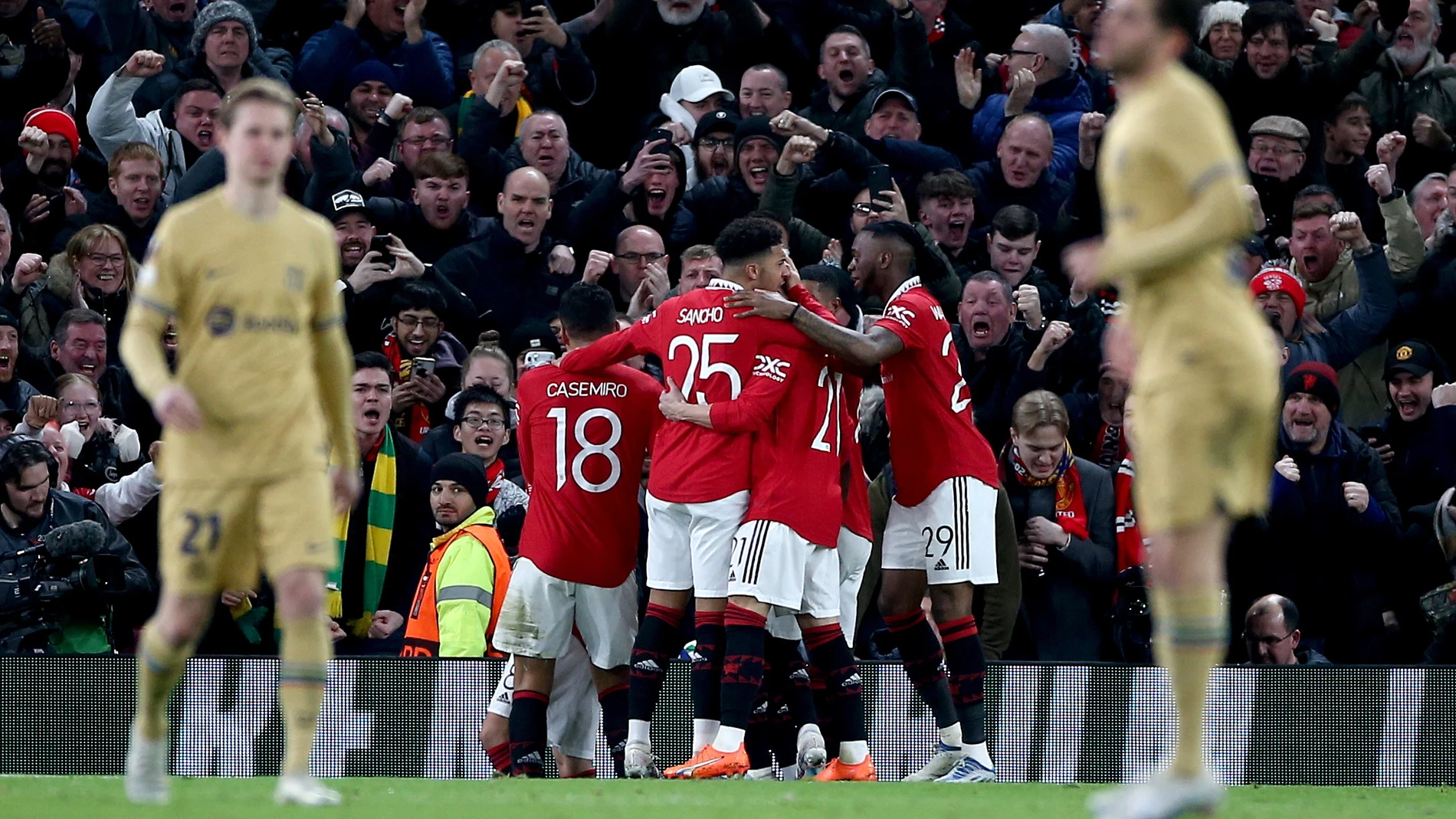 Manchester (United Kingdom), 23/02/2023.- Players of Manchester United celebrate after scoring the 1-1 during the UEFA Europa League play-off, 2nd leg match between Manchester United and FC Barcelona in Manchester, Britain, 23 February 2023. (Reino Unido) EFE/EPA/Adam Vaughan 