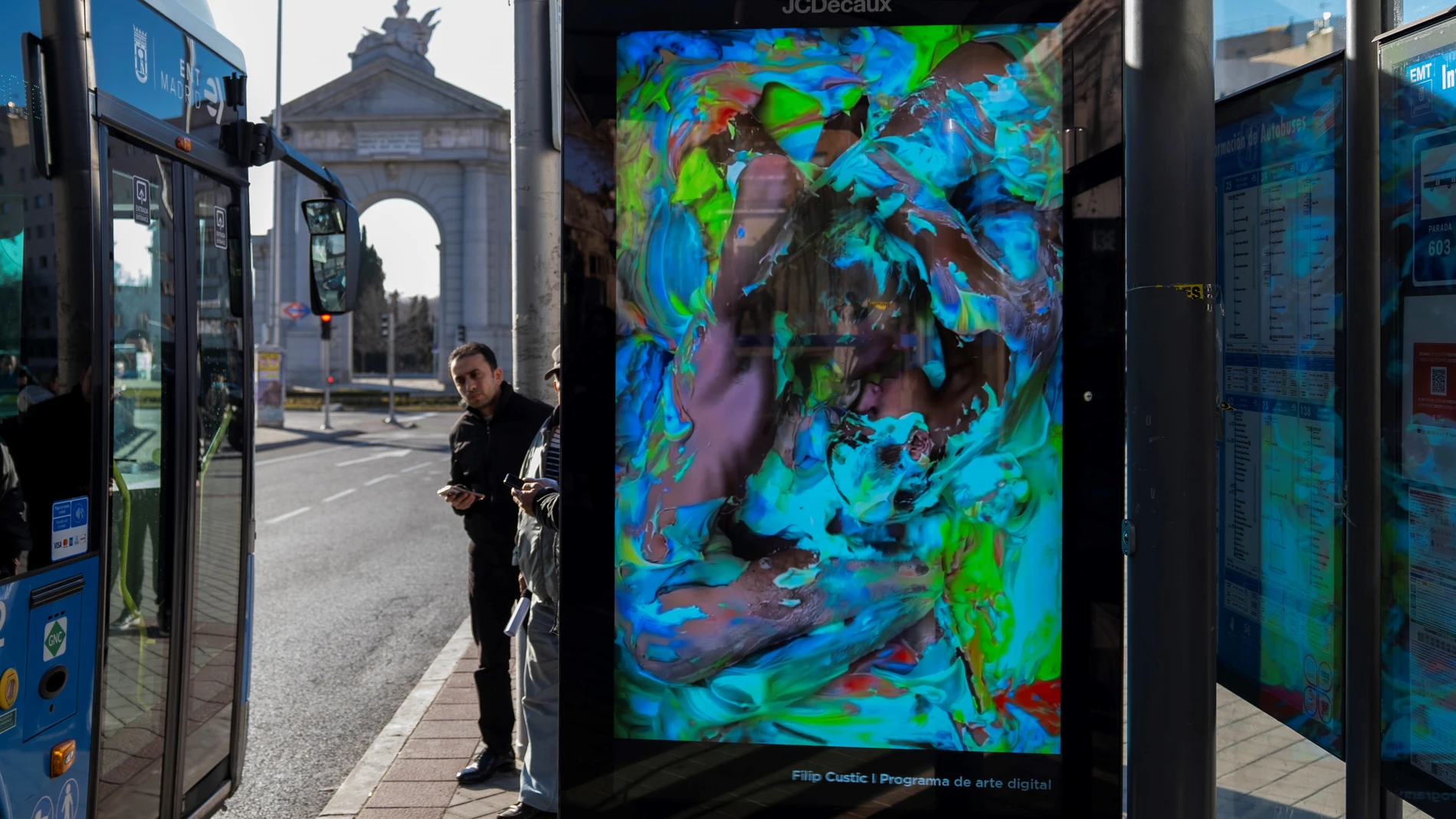 Cuadro digital de Filip Custic en una parada de autobús de Moncloa (Madrid).