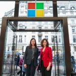 Ayuso junto a la presidenta de Microsoft Europa, Cindy Rose