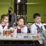 El consejero de educación Enrique Ossorio, visita el instituto Cervantes donde jóvenes y niños ucranianos, algunos recién llegados a España, estudian para convalidar su sistemas educativo con el español.
