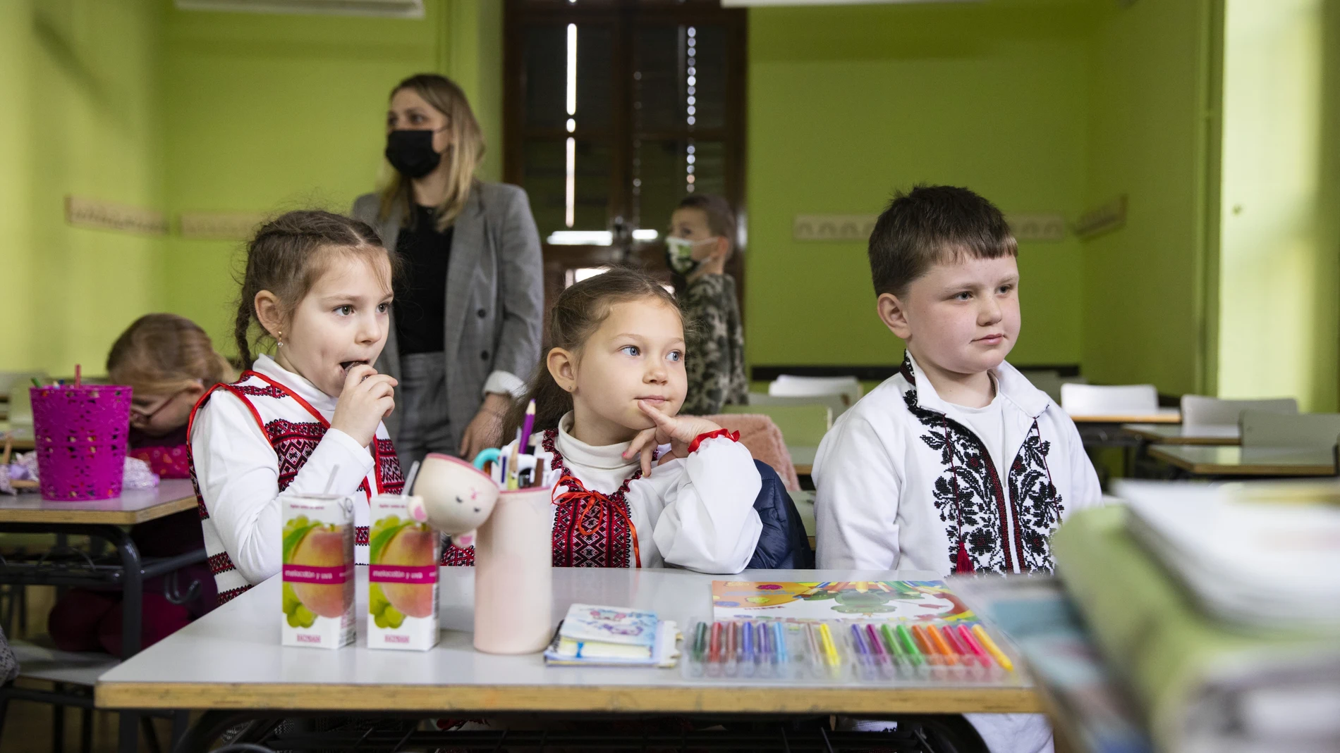 El consejero de educación Enrique Ossorio, visita el instituto Cervantes donde jóvenes y niños ucranianos, algunos recién llegados a España, estudian para convalidar su sistemas educativo con el español.