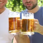 Personas bebiendo cerveza