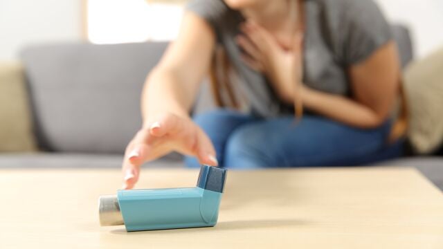 Una mujer se dispone a aplicarse un inhalador