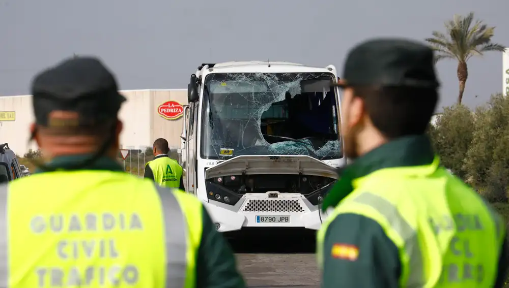 Estado del autobús tras el accidente sufrido al volcar esta mañana 